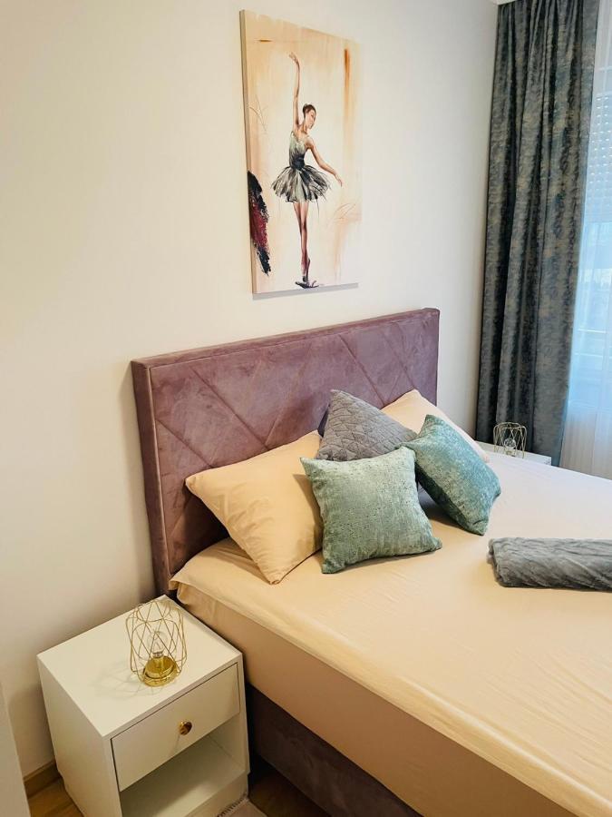 Stan Na Dan "Apartman Purple" Apartamento Banja Luka Exterior foto