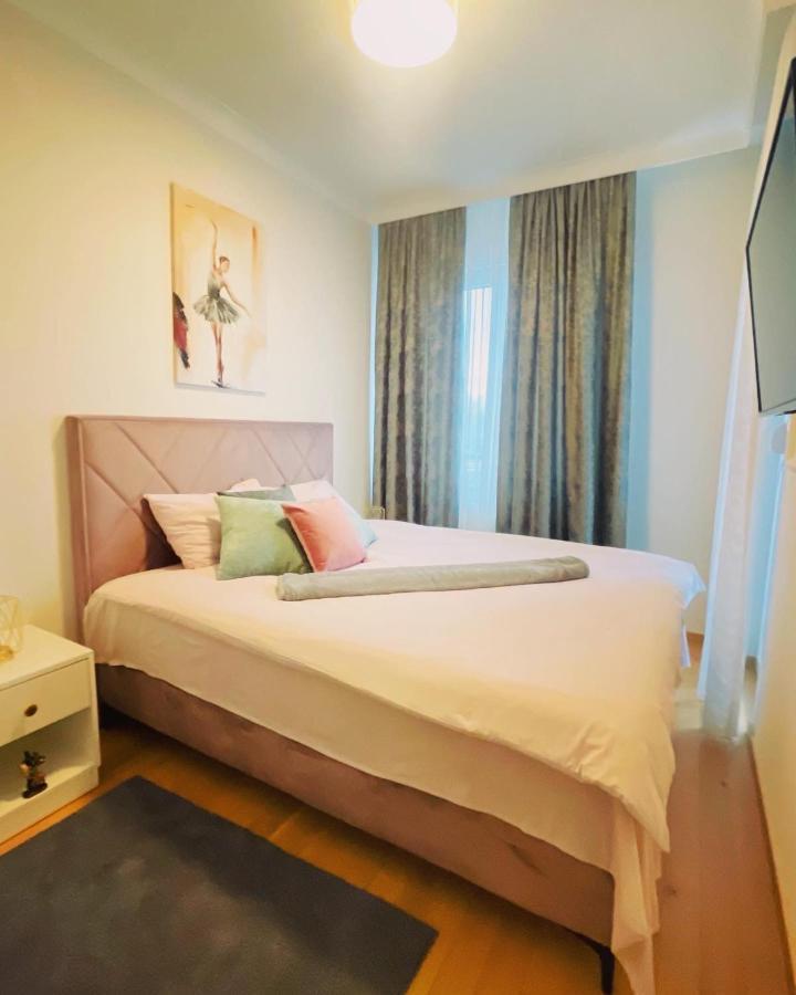 Stan Na Dan "Apartman Purple" Apartamento Banja Luka Exterior foto