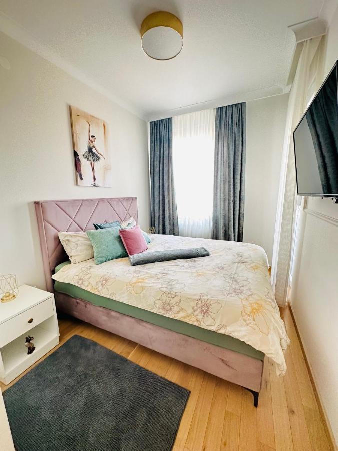 Stan Na Dan "Apartman Purple" Apartamento Banja Luka Exterior foto